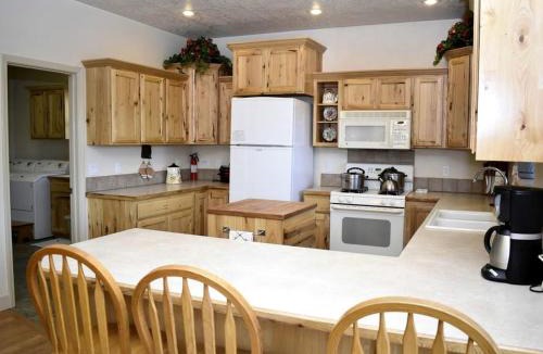 Tamarack House | Off-The-Grid Cottage Rental with 360-Degree Mountain Views near Cascade, Idaho