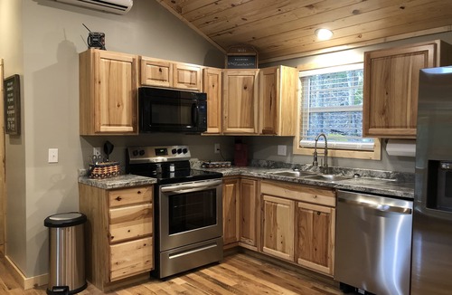 Whitley City Cabin | Old Glory Getaway-Cozy 2 bedroom cabin just 5 miles from Cumberland Falls!