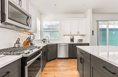 Southern Crossing House | Old Mill Spa Retreat Hot Tub & Sauna Walkable