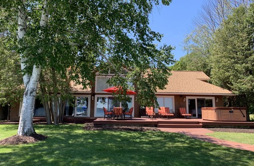 Charlevoix House | ON LAKE CHARLEVOIX - 5 MINUTES FROM DOWNTOWN CHARLEVOIX