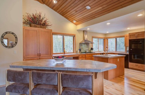 Sunriver House | On the Meadows golf course, amazing views, pet friendly, private hot tub, 10 Sharc passes for 2026, AC, great location to the Village at Sunriver