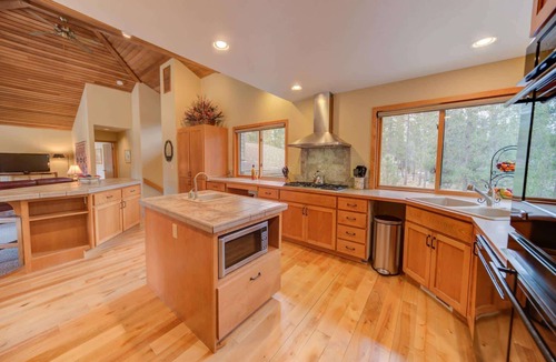 Sunriver House | On the Meadows golf course, amazing views, pet friendly, private hot tub, 10 Sharc passes for 2026, AC, great location to the Village at Sunriver