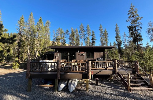 Stanley Cabin | On the River! Newly remodeled 3 bedroom Log Cabin Located Near Stanley Idaho