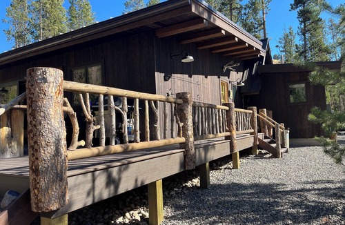 Stanley Cabin | On the River! Newly remodeled 3 bedroom Log Cabin Located Near Stanley Idaho