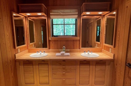 Sun Valley House | One Bedroom Cabin Queen Size Bed