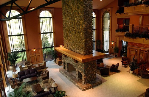 North Bonneville Resort | One bedroom Jacuzzi Suite Mountain View
