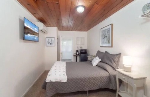 Roseburg Cabin | One Bedroom Queen Suit- Historic Lodge on the North Umpqua River