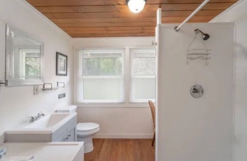 Roseburg Cabin | One Bedroom Queen Suit- Historic Lodge on the North Umpqua River