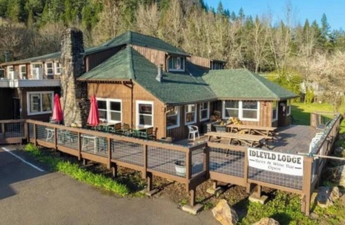 Roseburg Cabin | One Bedroom Queen Suit- Historic Lodge on the North Umpqua River
