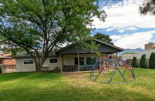 Suncrest House | One Level convenient cozy Older home. Family friendly. Close to everything!