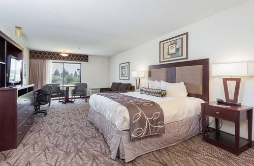 Idaho Falls Resort | ONE MAJESTIC KING UNIT! POOL, HOT-TUB, SPA, PARKING!