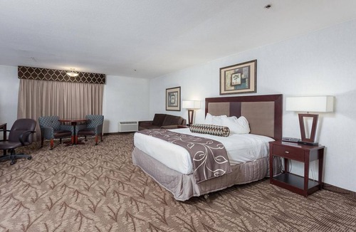 Idaho Falls Resort | ONE MAJESTIC KING UNIT! POOL, HOT-TUB, SPA, PARKING!