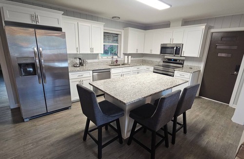 Dothan House | Open floor-plan - Large Covered Patio - Kitchen Island - 5 beds