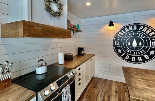 Island Park House | Open layout, EV, close2Yellowstone, hotTub, AC