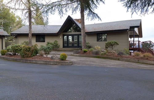 Roseburg House | OREGON HILLTOP RETREAT