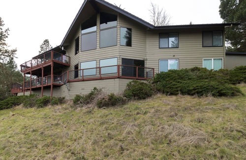 Roseburg House | OREGON HILLTOP RETREAT