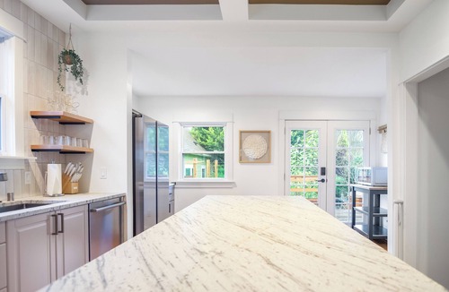 Sabin House | Oregon-Themed Retreat, Walkable, AC, Serene Yard with Deck