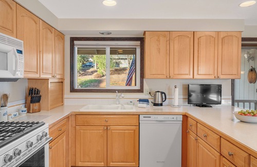 Dundee House | Oregon Wine Country Hillside Retreat w/4 bedrooms, 3 baths.