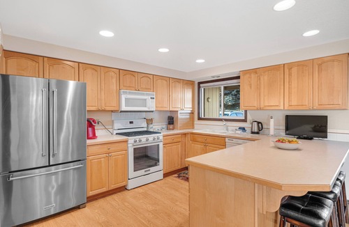 Dundee House | Oregon Wine Country Hillside Retreat w/4 bedrooms, 3 baths.