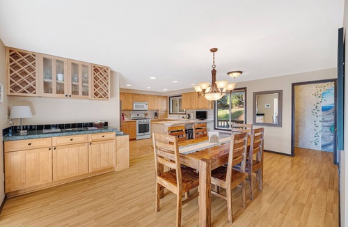 Dundee House | Oregon Wine Country Hillside Retreat w/4 bedrooms, 3 baths.