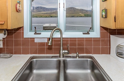 Oroville House | Oroville Lakefront House 3BR - Wi-Fi & Pets