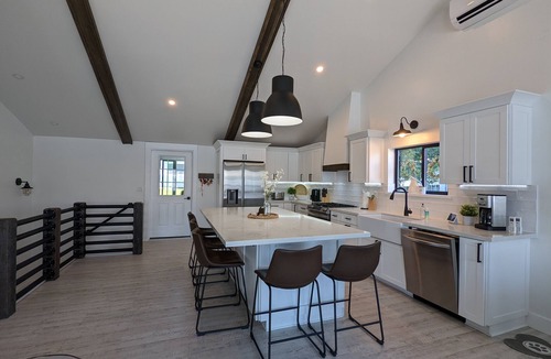 Oroville House | Osoyoos Lake Luxury Retreat - 150’ Private Waterfront & Toys