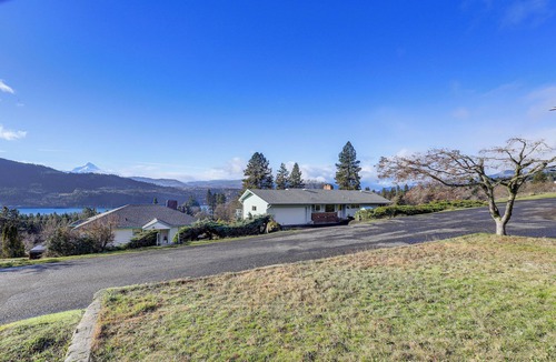 White Salmon House | Outdoor Adventurer's Oasis in White Salmon