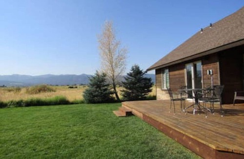 Victor Apartment | Outdoor Enthusiast Oasis