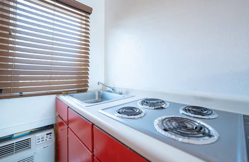Madras Apartment | Outdoor Fun Awaits in Madras from a Relaxing Queen Room at Budget Rates