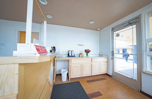 Madras Apartment | Outdoor Fun Awaits in Madras from a Relaxing Queen Room at Budget Rates