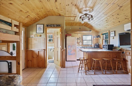Gilford Cabin | Outdoorsman log cabin near the bay.