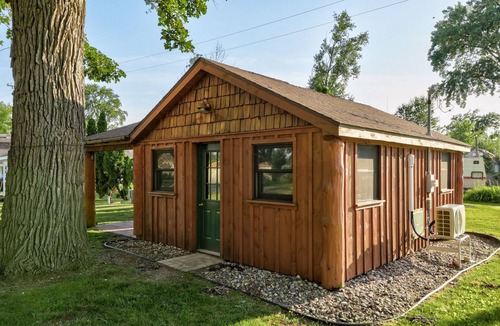 Gilford Cabin | Outdoorsman log cabin near the bay.