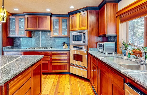 Laclede House | Outdoorsy getaway with dock, kayaks, W/D - mountain and water view