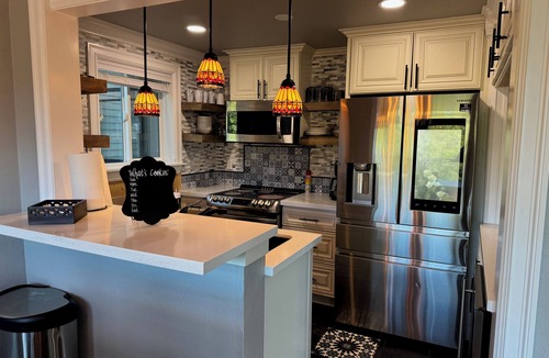 West End Condo | Pacific NW Heaven: Modern, remodeled 3BR/2Bath Pool/Spa/Fitness, & Views!