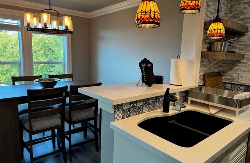 West End Condo | Pacific NW Heaven: Modern, remodeled 3BR/2Bath Pool/Spa/Fitness, & Views!