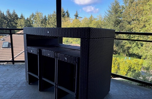 West End Condo | Pacific NW Heaven: Modern, remodeled 3BR/2Bath Pool/Spa/Fitness, & Views!