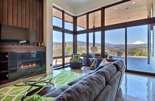 White Salmon House | 'Pahto's Retreat' Luxe White Salmon Home: Hot Tub