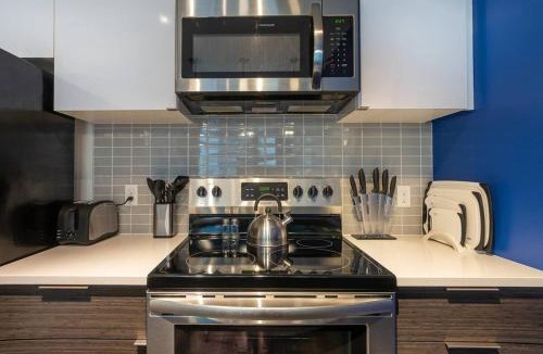 New Tacoma Apartment | Paid Garage Parking- King Bed-balcony Wd 55" Tv