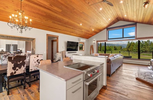 Bozeman House | Painted Peaks - Gorgeous home with beautiful mountain views and a hot tub.