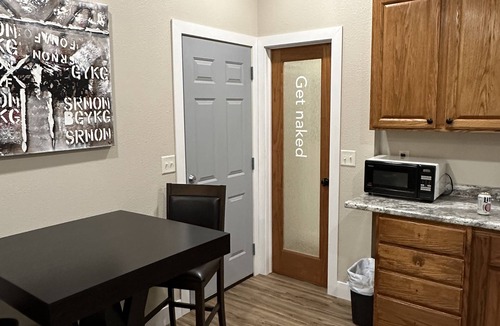 Hatfield Apartment | Palmers Hideaway Best Value Studio in Prime Hunting Area