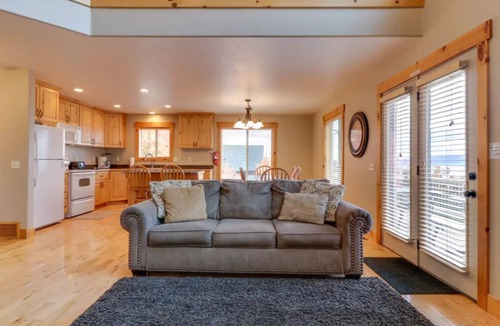 Harbor Village Cabin | Panoramic Bear Lake Views! 5BR/3BA Custom Cabin | Sleeps 20 | Perfect for Reunions