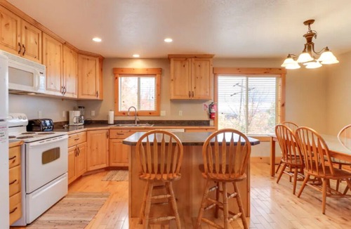 Harbor Village Cabin | Panoramic Bear Lake Views! 5BR/3BA Custom Cabin | Sleeps 20 | Perfect for Reunions