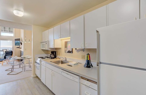 Otter Rock Apartment | Panoramic Loft with King Bed & Full Kitchen