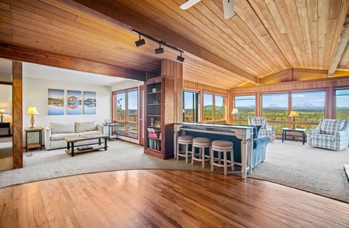 Redmond House | Panoramic Mountain & River Views. Home Plus 3 Master Suite Bungalows.A/C, Fireplace. W/D. Solitude.