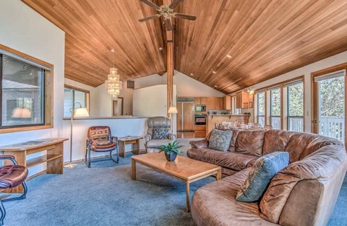 Sunriver House | Panoramic mountain views hot tub, air conditioning
