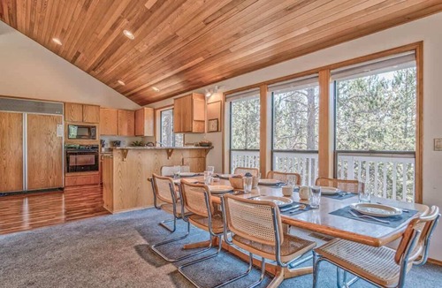 Sunriver House | Panoramic mountain views hot tub, air conditioning