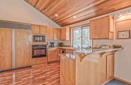 Sunriver House | Panoramic mountain views hot tub, air conditioning
