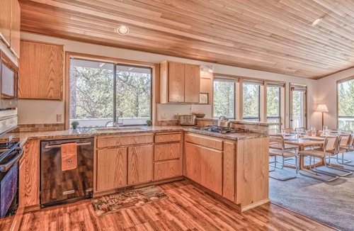 Sunriver House | Panoramic mountain views hot tub, air conditioning