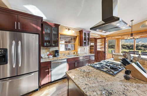 Victor Cabin | Panoramic mountain view cabin with hot tub & near skiing - on two acres