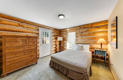 Victor Cabin | Panoramic mountain view cabin with hot tub & near skiing - on two acres